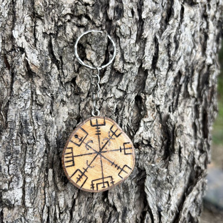 Llavero Vegvisir en Madera de Olivo – Guía y Protección Nórdica