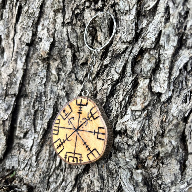  Llavero Vegvisir en Madera de Olivo – Guía y Protección Nórdica