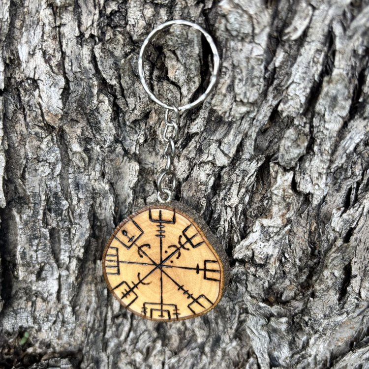  Llavero Vegvisir en Madera de Olivo – Guía y Protección Nórdica