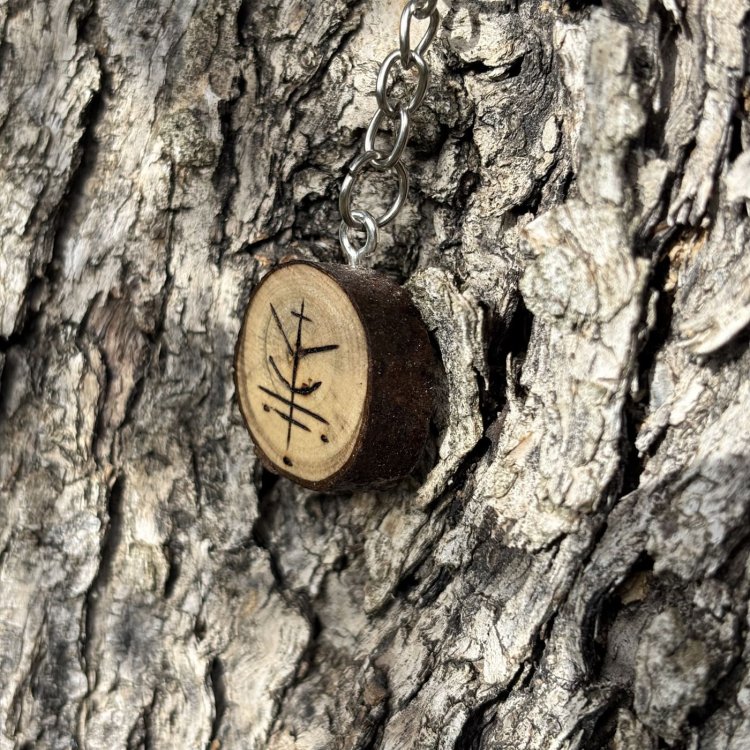  Llavero en Madera de Laurel para Atraer la Suerte – Símbolo Vikingo