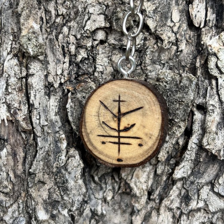  Llavero en Madera de Laurel para Atraer la Suerte – Símbolo Vikingo