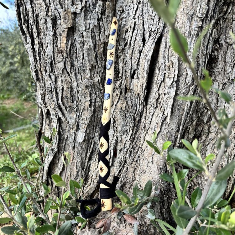  🌿 Varita Kaela. La que revela con suavidad aquello que necesita ser visto.