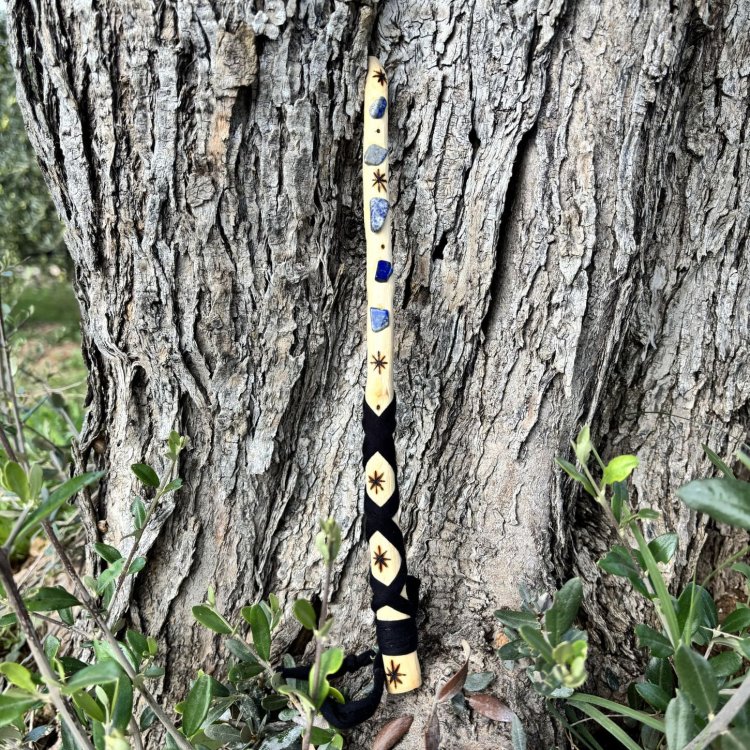  🌿 Varita Kaela. La que revela con suavidad aquello que necesita ser visto.