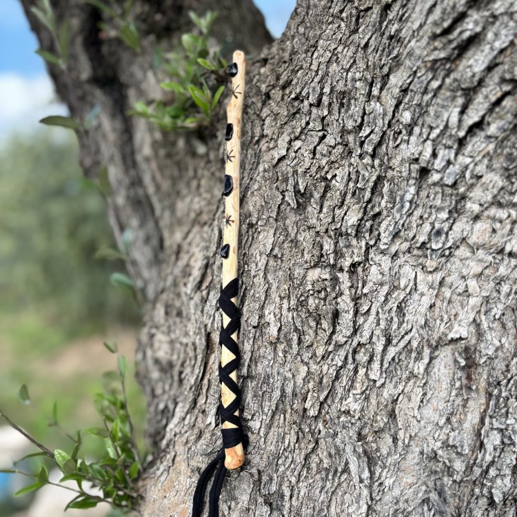  Varita Mágica en Madera de Olivo con Obsidianas Negras – Protección y Energía