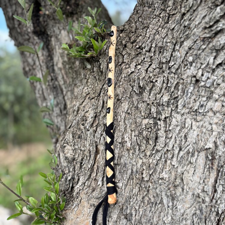  Varita Mágica en Madera de Olivo con Obsidianas Negras – Protección y Energía