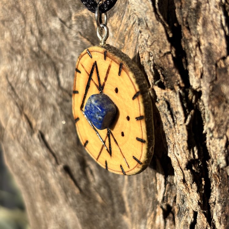  Colgante para Atraer el Amor con Lapislázuli en Madera de Olivo – Amor y Autoconocimiento