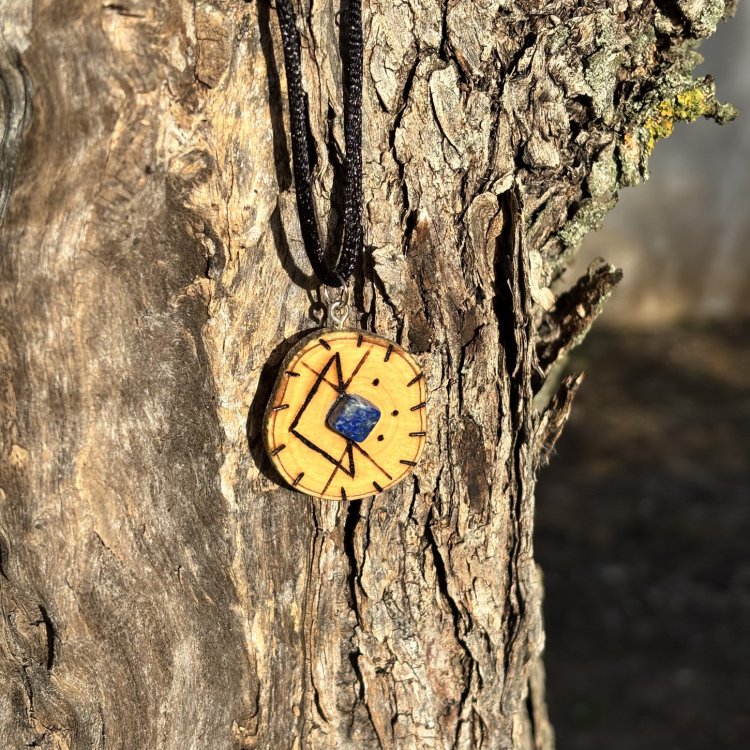  Colgante para Atraer el Amor con Lapislázuli en Madera de Olivo – Amor y Autoconocimiento