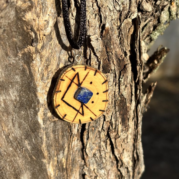  Colgante para Atraer el Amor con Lapislázuli en Madera de Olivo – Amor y Autoconocimiento