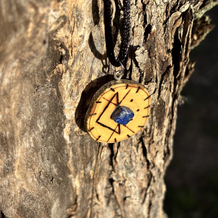  Colgante para Atraer el Amor con Lapislázuli en Madera de Olivo – Amor y Autoconocimiento