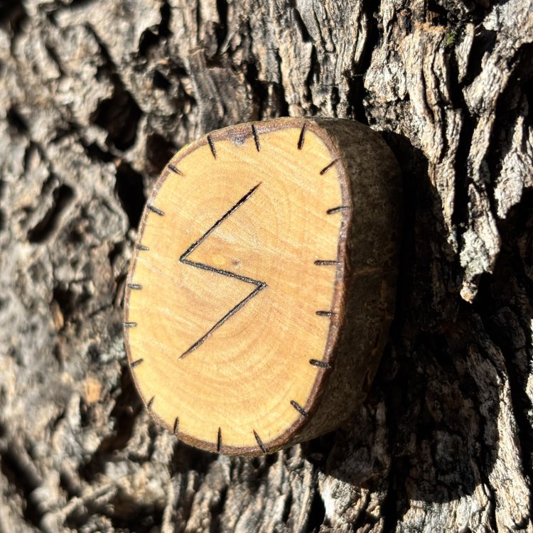  Runa Vikinga Sowilu en Madera de Olivo – Símbolo de Éxito y Victoria