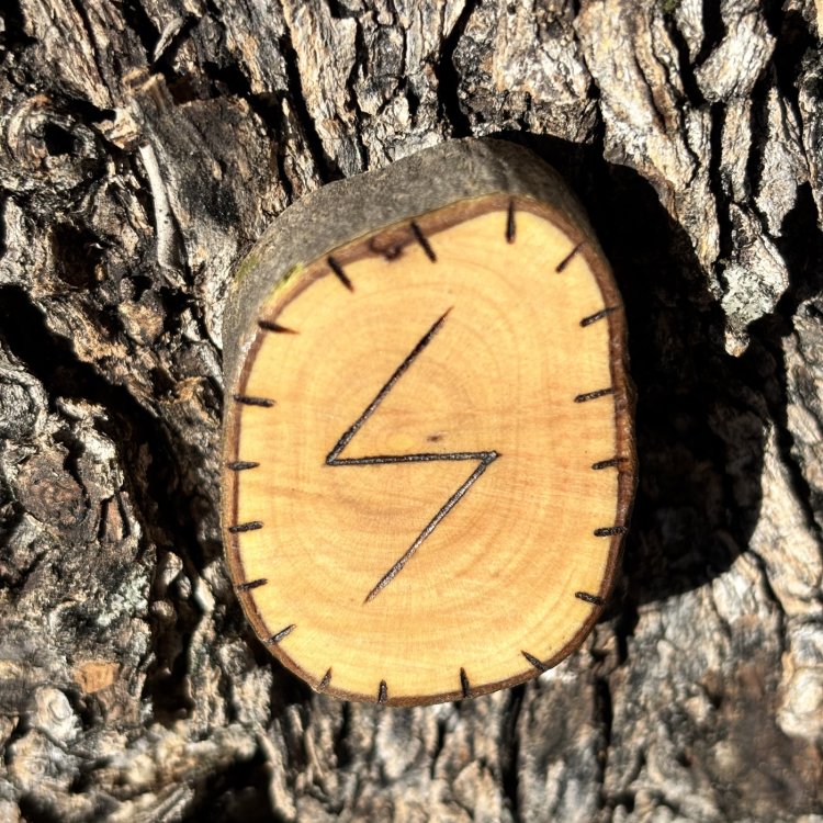  Runa Vikinga Sowilu en Madera de Olivo – Símbolo de Éxito y Victoria