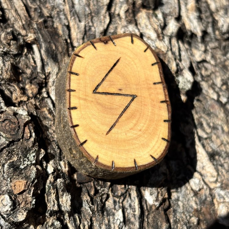  Runa Vikinga Sowilu en Madera de Olivo – Símbolo de Éxito y Victoria