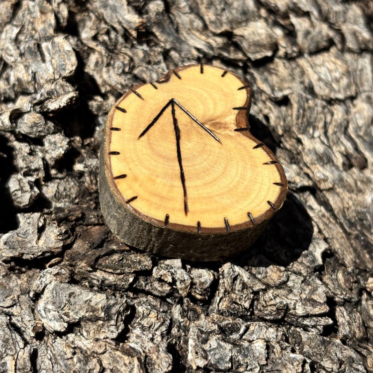  Runa Vikinga Teiwaz en Madera de Olivo – Símbolo del Guerrero y Valentía