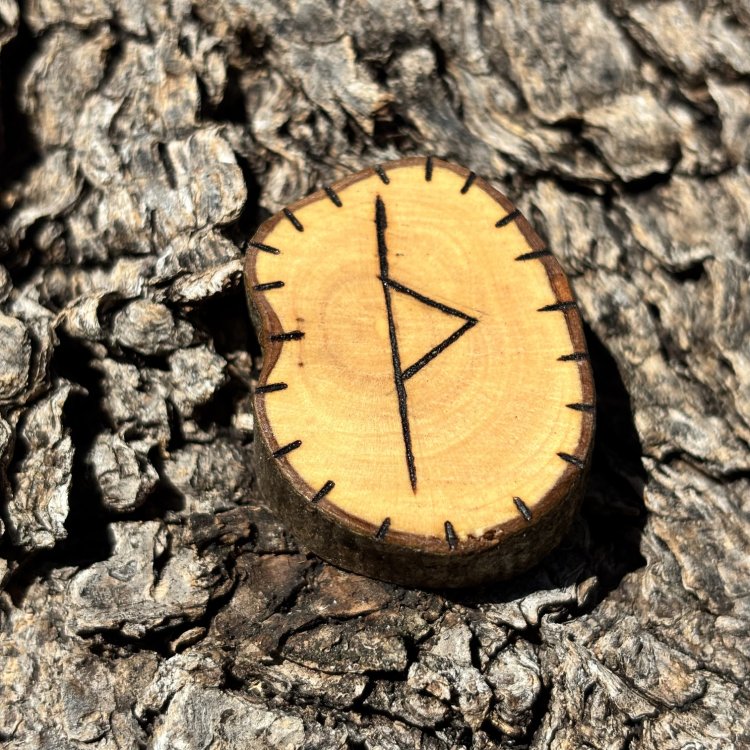  Runa Vikinga Thurisaz en Madera de Olivo – Símbolo de Protección y Coraje