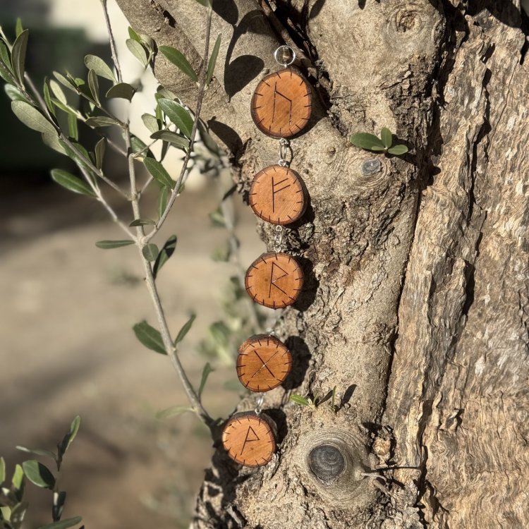  Anillas para Decoración en Madera de Cerezo con Runas de Prosperidad