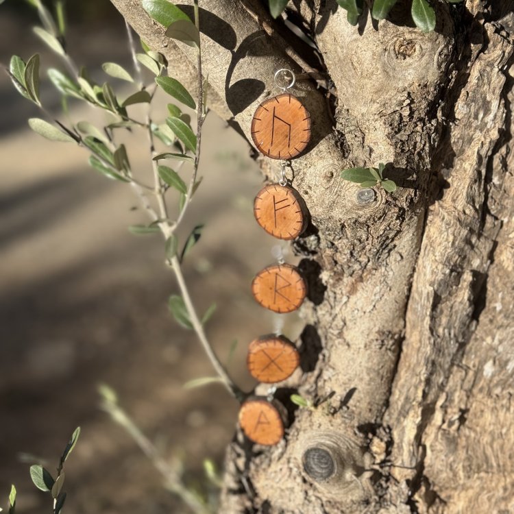  Anillas para Decoración en Madera de Cerezo con Runas de Prosperidad