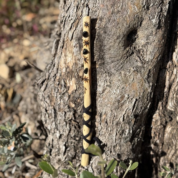  🌿 Varita Nythera. Escudo profundo, guardiana del eje y transmutadora de sombra.