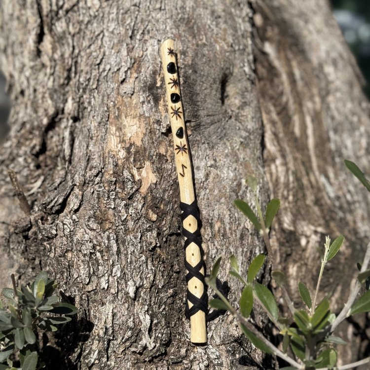  🌿 Varita Nythera. Escudo profundo, guardiana del eje y transmutadora de sombra.