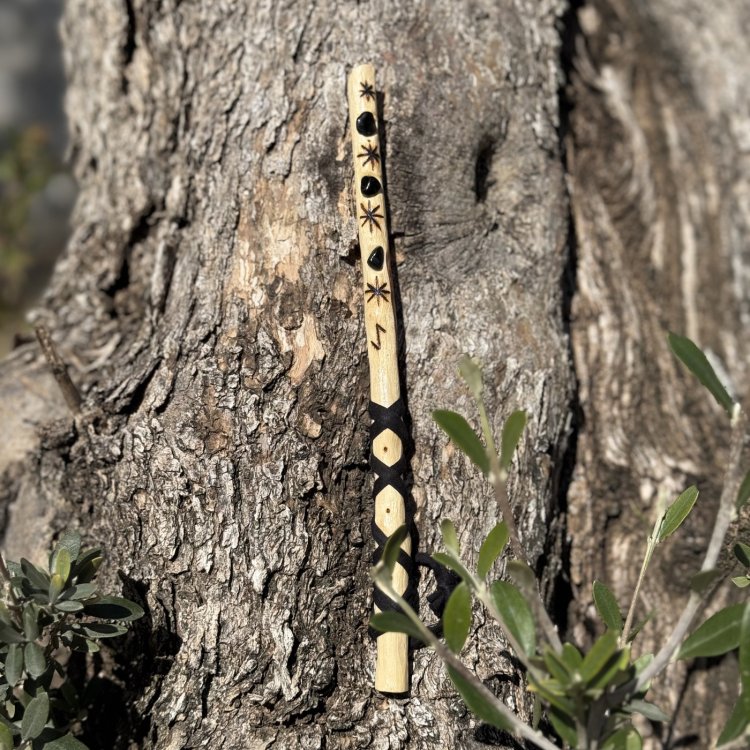  🌿 Varita Nythera. Escudo profundo, guardiana del eje y transmutadora de sombra.