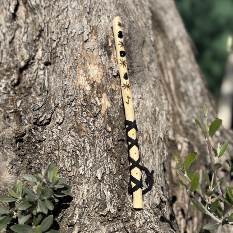  🌿 Varita Nythera. Escudo profundo, guardiana del eje y transmutadora de sombra.