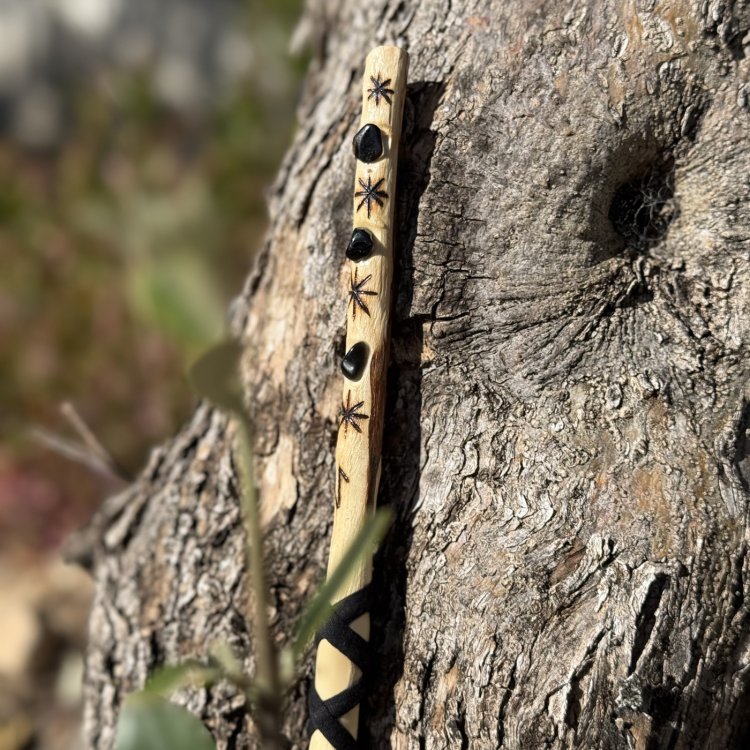  🌿 Varita Nythera. Escudo profundo, guardiana del eje y transmutadora de sombra.