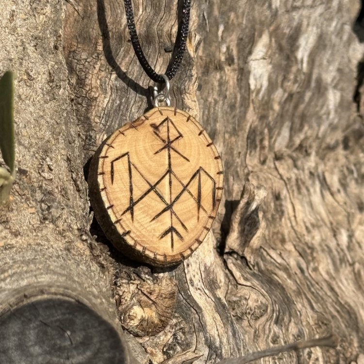  Símbolo Wardruna Artesanal en Madera de Olivo
