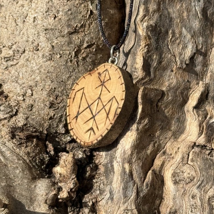  Símbolo Wardruna Artesanal en Madera de Olivo