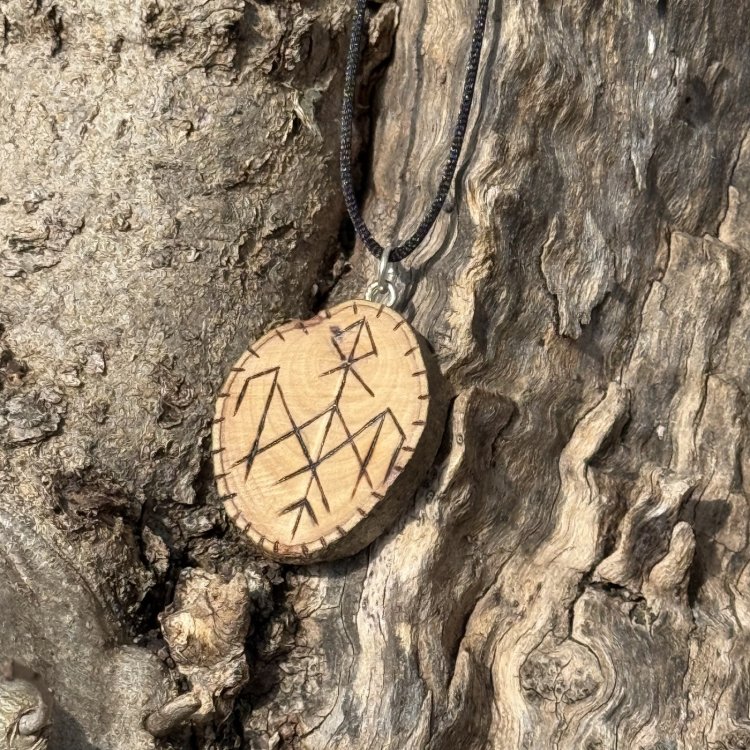  Símbolo Wardruna Artesanal en Madera de Olivo