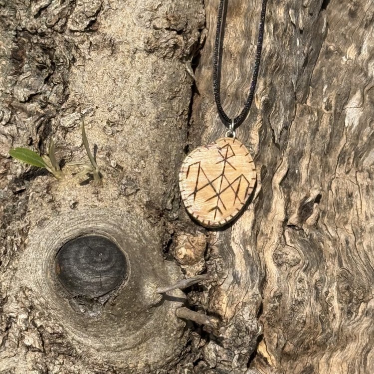  Símbolo Wardruna Artesanal en Madera de Olivo