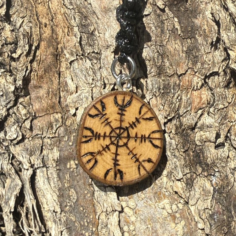 Colgante Aegishjalmur de Olivo – Protección Nórdica