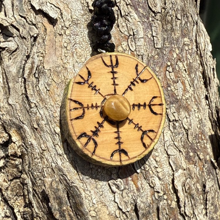 Colgante Aegishjalmur de Olivo con Ojo de Tigre Claro