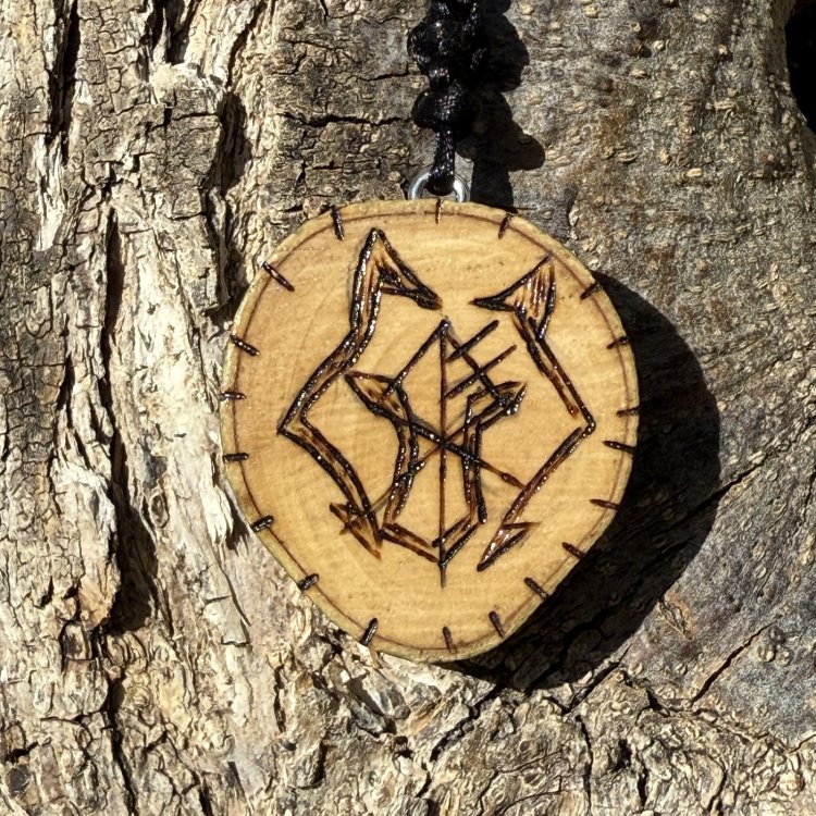 Colgante de Protección Lobo en Madera de Olivo – Fuerza y Valentía