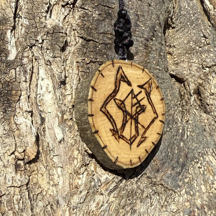  Colgante de Protección Lobo en Madera de Olivo – Fuerza y Valentía