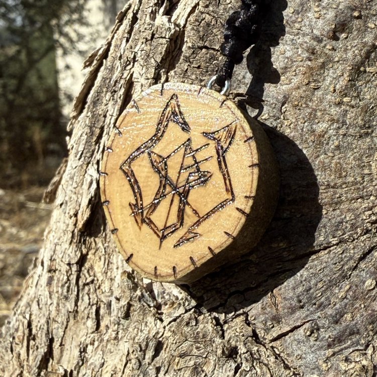  Colgante de Protección Lobo en Madera de Olivo – Fuerza y Valentía