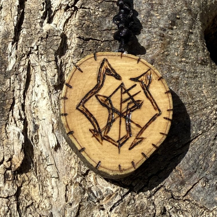  Colgante de Protección Lobo en Madera de Olivo – Fuerza y Valentía