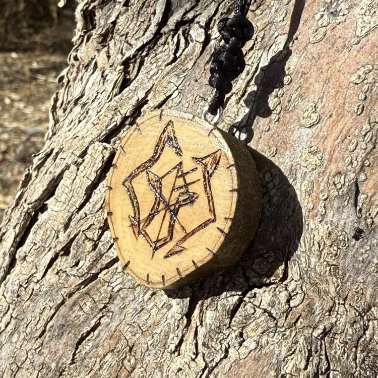  Colgante de Protección Lobo en Madera de Olivo – Fuerza y Valentía