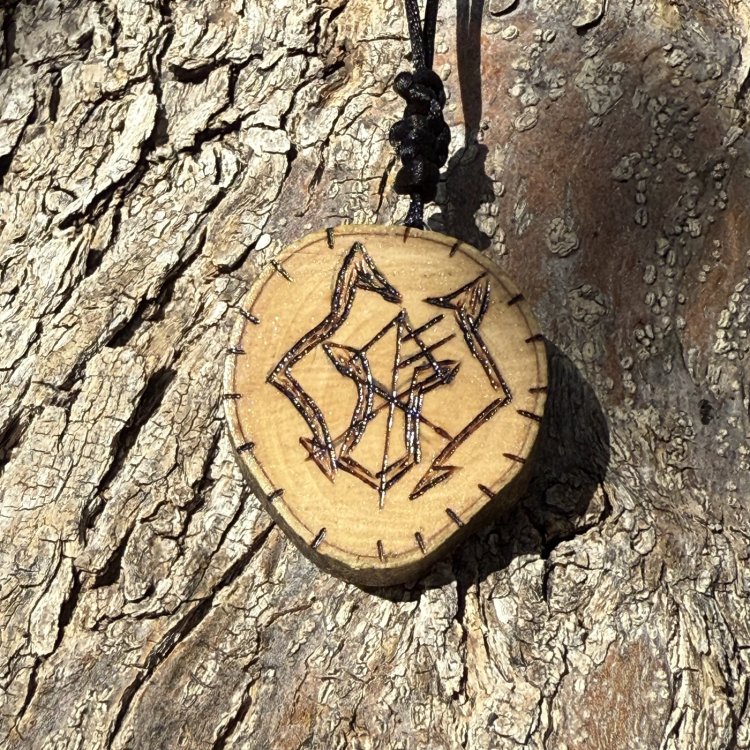  Colgante de Protección Lobo en Madera de Olivo – Fuerza y Valentía