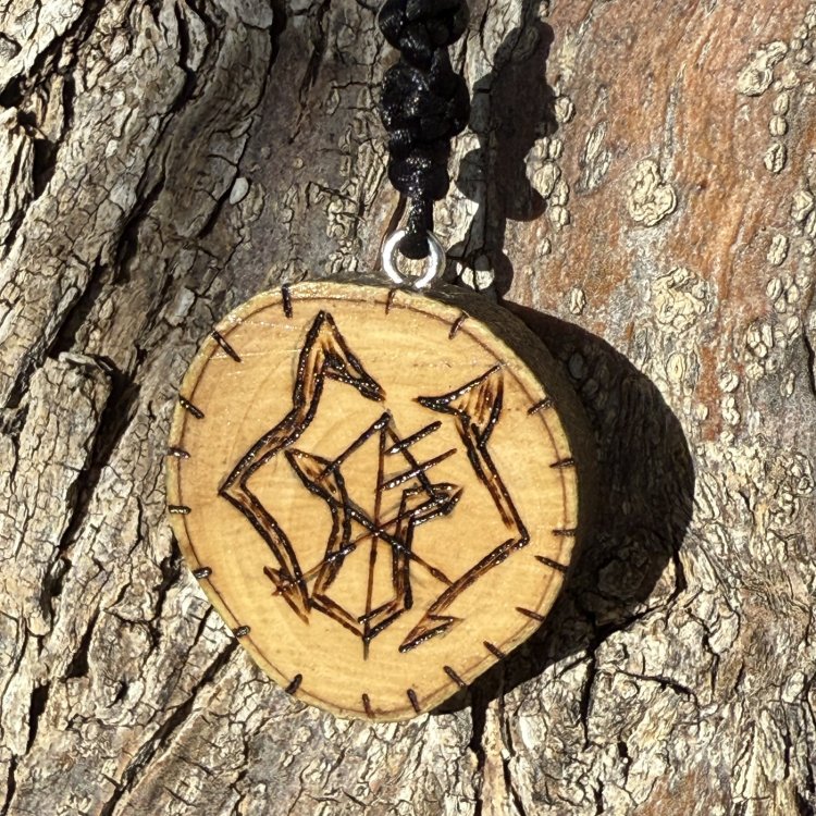  Colgante de Protección Lobo en Madera de Olivo – Fuerza y Valentía