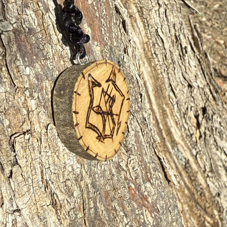  Colgante de Protección Lobo en Madera de Olivo – Fuerza y Valentía