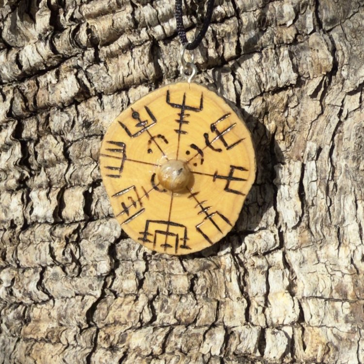 Colgante de Protección Vegvisir con Ojo de Tigre en Madera de Olivo