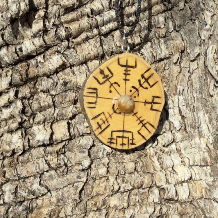  Colgante de Protección Vegvisir con Ojo de Tigre en Madera de Olivo