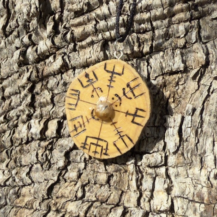  Colgante de Protección Vegvisir con Ojo de Tigre en Madera de Olivo