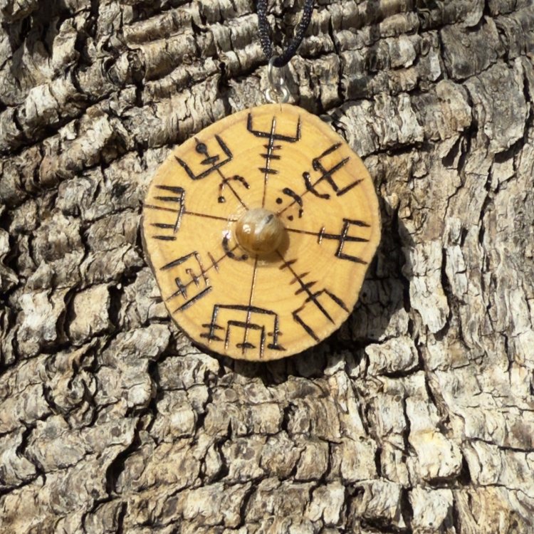  Colgante de Protección Vegvisir con Ojo de Tigre en Madera de Olivo