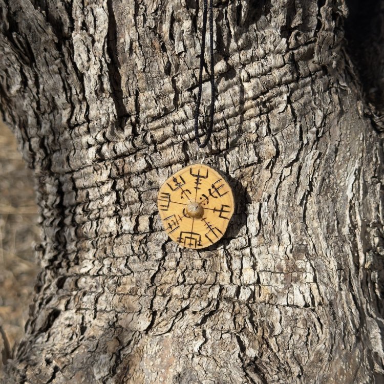 Colgante de Protección Vegvisir con Ojo de Tigre en Madera de Olivo