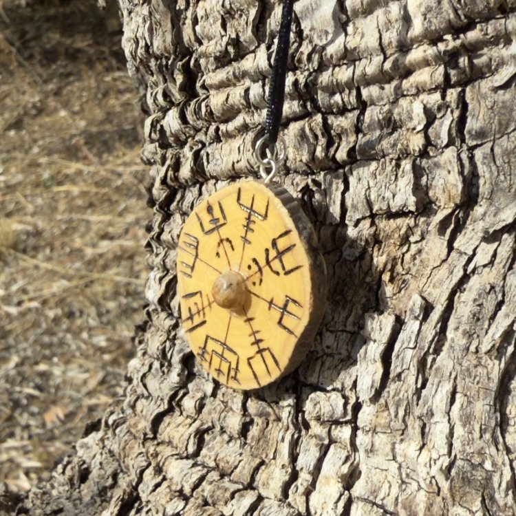  Colgante de Protección Vegvisir con Ojo de Tigre en Madera de Olivo