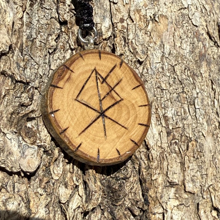 Talismán Lobo de Protección en Olivo – Colgante Rúnico Vikingo