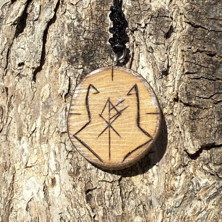 Talismán Lobo de Protección en Olivo con Silueta – Colgante Rúnico