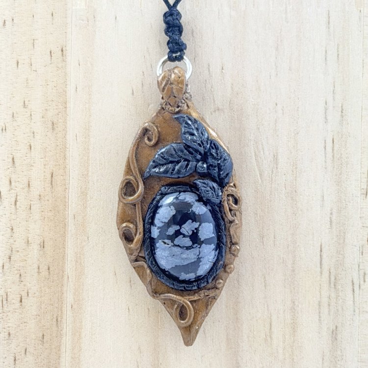  Joya del Bosque con Obsidiana Nevada – Protección y Mirada Interior