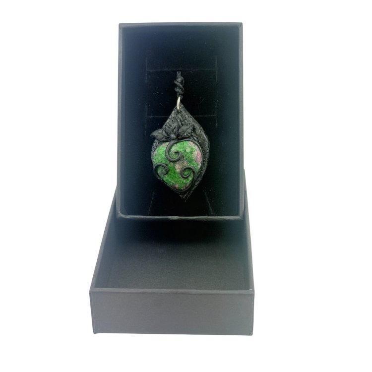 Joya del Bosque con Zoisita Rubí en Forma de Corazón – Equilibrio y Renacer Natural