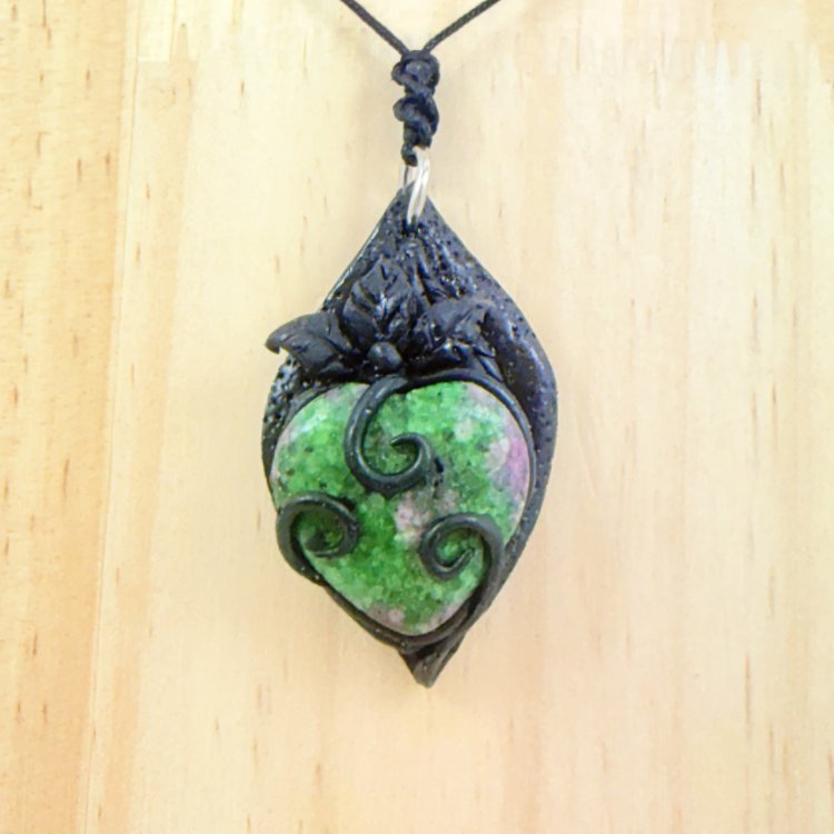  Joya del Bosque con Zoisita Rubí en Forma de Corazón – Equilibrio y Renacer Natural